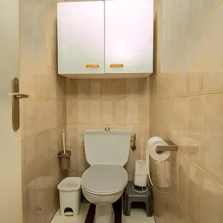 Large 1 Bdr, Ac, Locked Parking, Near City Center *