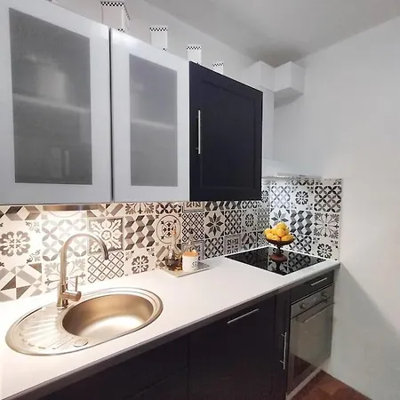 Large 1 Bdr, Ac, Locked Parking, Near City Center Apartament