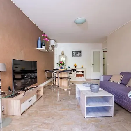 Large 1 Bdr, Ac, Locked Parking, Near City Center
