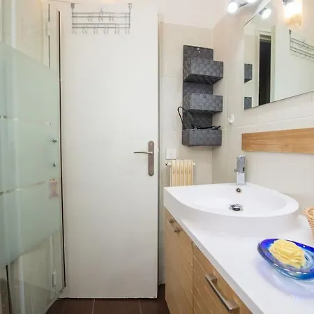 Large 1 Bdr, Ac, Locked Parking, Near City Center Апартаменты