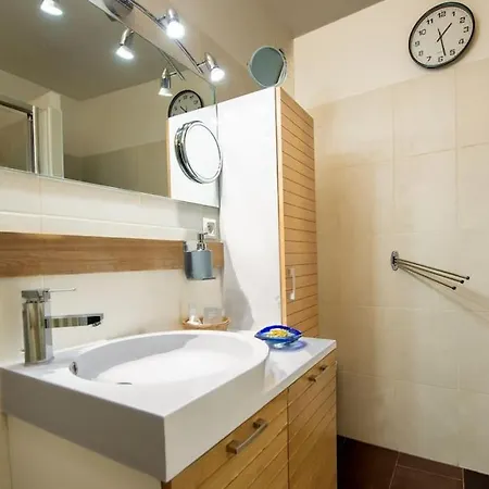 Large 1 Bdr, Ac, Locked Parking, Near City Center *