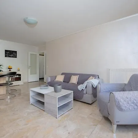 Апартаменты Large 1 Bdr, Ac, Locked Parking, Near City Center *